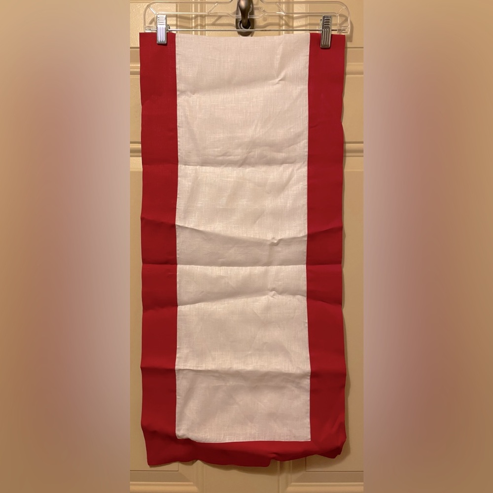 Solino Home Contempo Red and White Table Runner in Linen